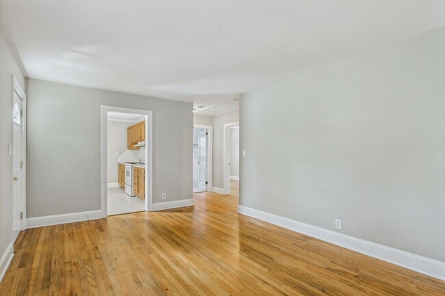 Foto del edificio - Adorable Home, Harwood Floors and Convenie...