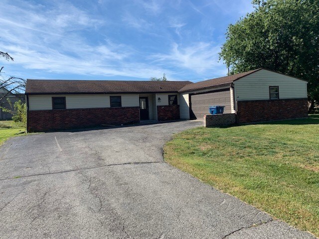 Building Photo - PENDING-Spacious Ranch in Warren Township!