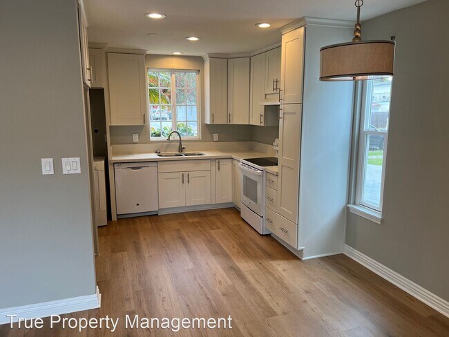 Building Photo - 2 br, 1.5 bath House - 692 Darrell Street