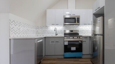 Building Photo - 52 Charlton Ave W