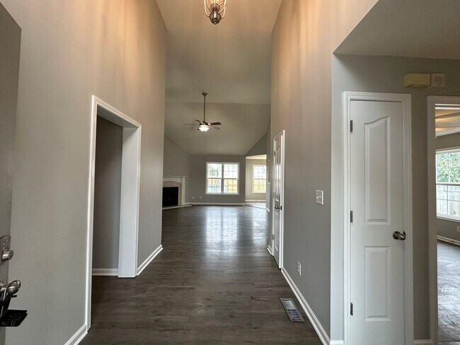 Foto del edificio - 3 Bedroom Home For Rent with Bonus Room!