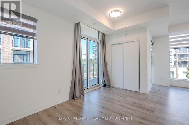 Photo du bâtiment - 871 Sheppard Ave W