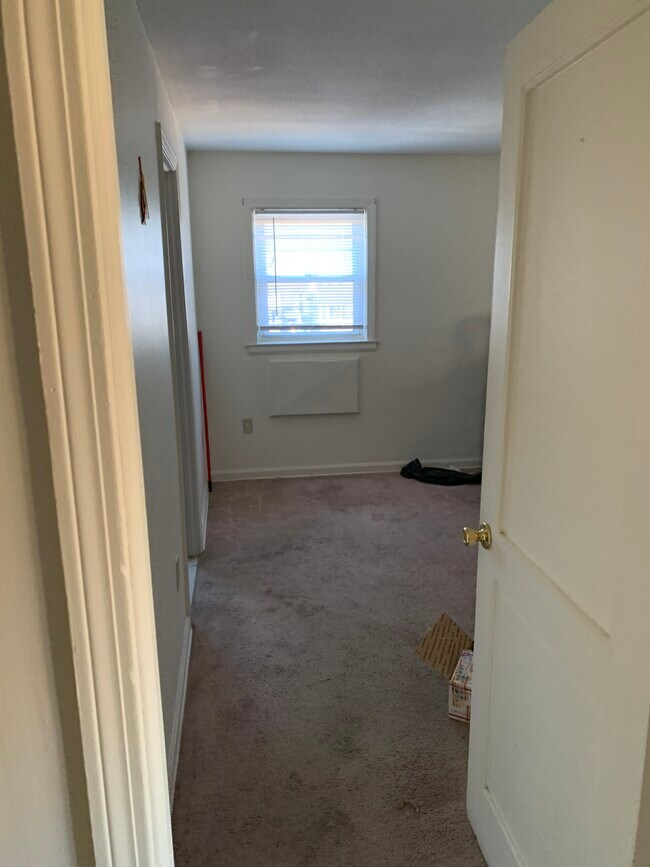 35 Deerfield Ct Unit 30B, East Hartford, CT 06108 Apartments in East