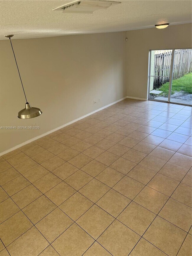 Foto del edificio - 20439 NW 15th Ave