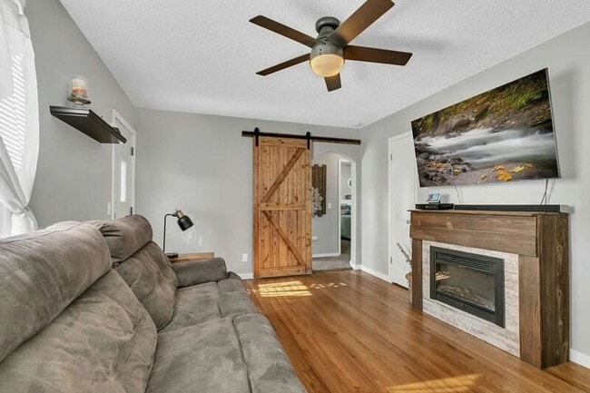 Building Photo - 401 7th Ave S