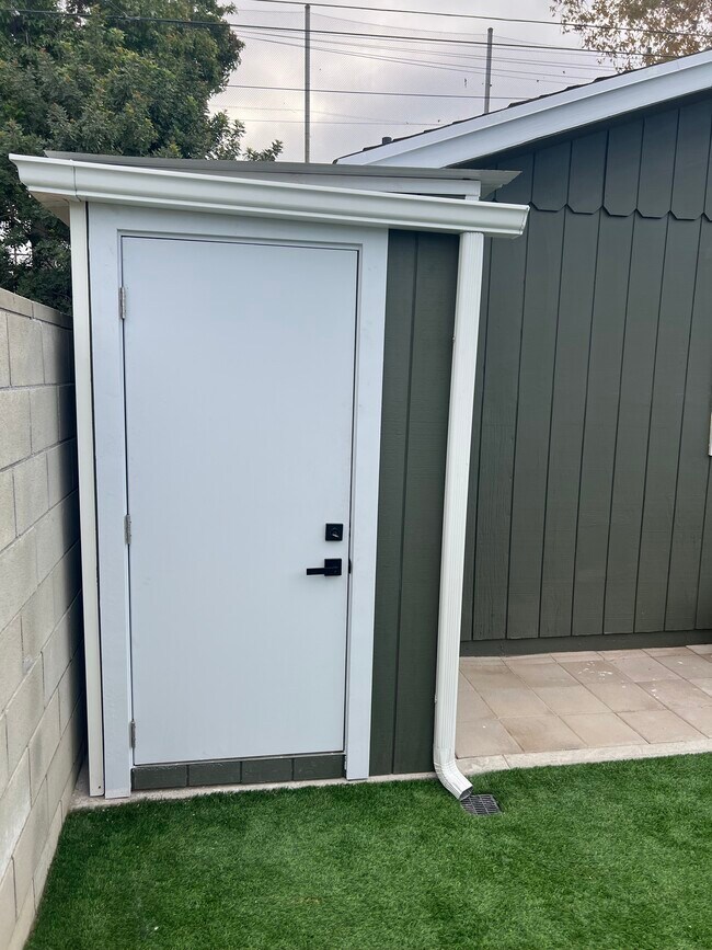 Cobertizo de almacenamiento/conexión para lavadora y secadora - 4862 N Mangrove Ave