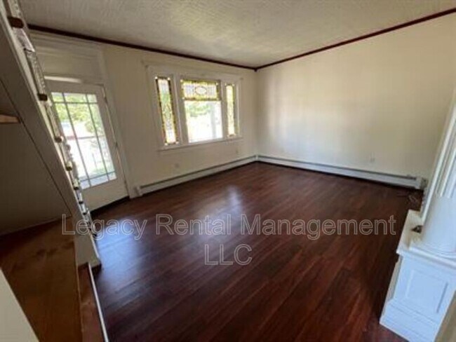 Building Photo - 85 Miller St