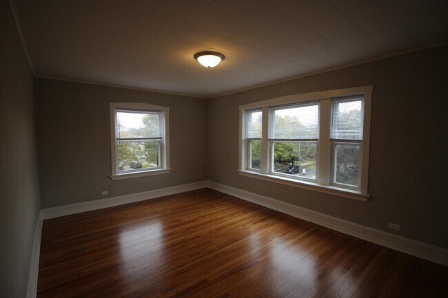 Foto del edificio - 3 Bed / 1 Bath Beautiful Rehabbed Apartment in Hermosa near Fullerton Bus, Restaurants & Shopping...