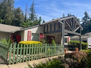 Building Photo - 14155 S Beavercreek Rd Building Photo - 14155 S Beavercreek Rd