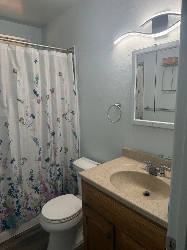 Building Photo - Charming 2 Bed/1 Bath Home + Bonus Room Ho...