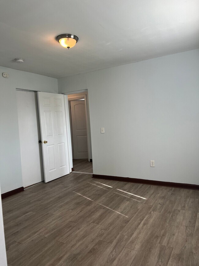 Foto del edificio - 305 W Oak St