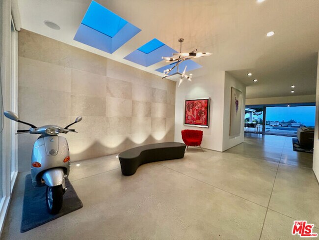 Foto del edificio - 2641 Lake Hollywood Dr