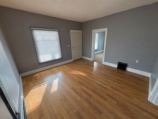 Foto del edificio - Spacious Home with Huge Backyard, Laundry included