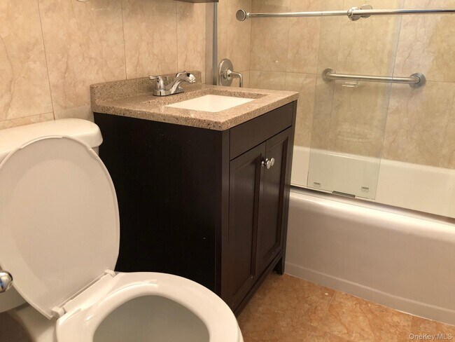 Foto del edificio - 97-10 62nd Dr