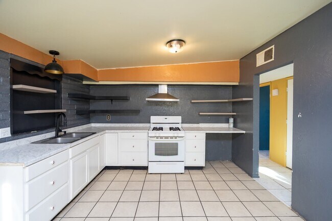 Foto del edificio - 702 N Skyline Dr