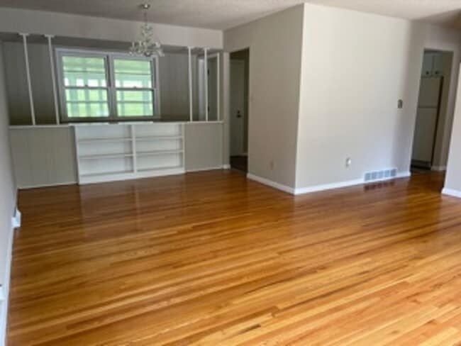 Foto del edificio - Spacious 3 Bedroom 1 bathroom Ranch located on the South Side