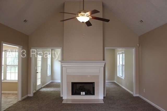 Building Photo - Stunning 3 Bedroom/2.5 Bath with BONUS room!