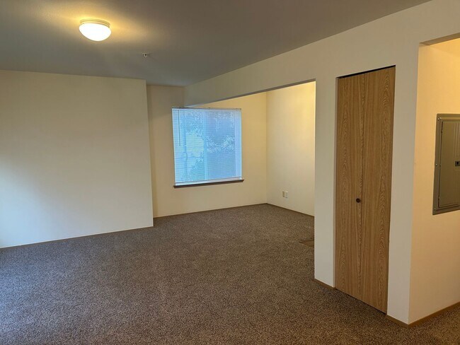 Foto del edificio - Haunt Your Old Apartment Goodbye!” This Oc...