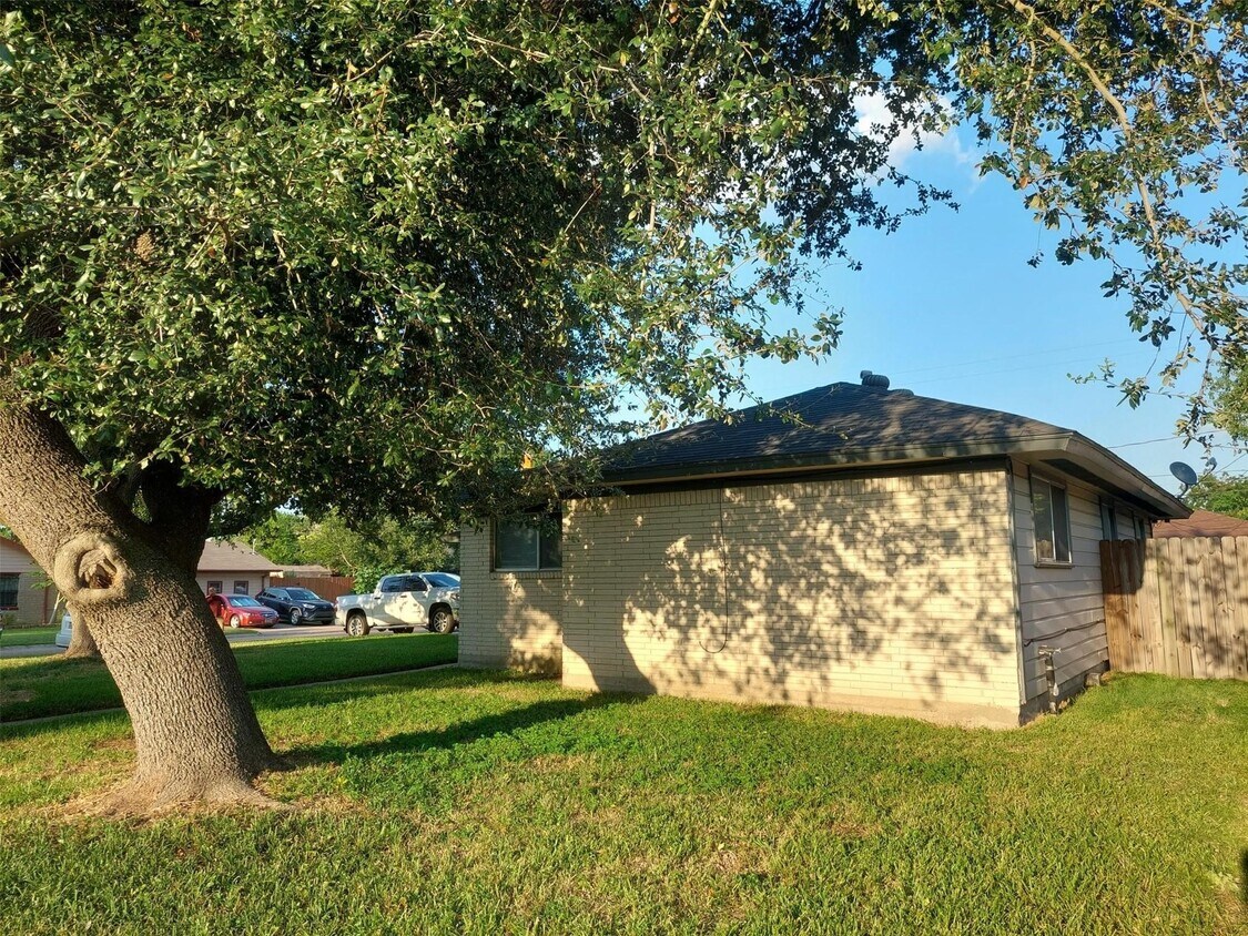 Foto principal - 1401 Glenmore Dr