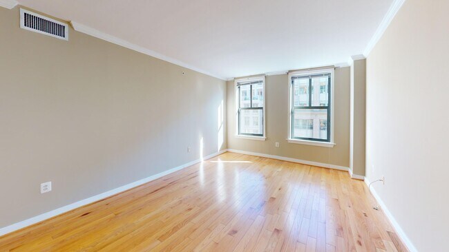 Foto del edificio - Penn Quarter Spacious One Bedroom W/Private Balcony ALL Amenity Building In Heart of DC!