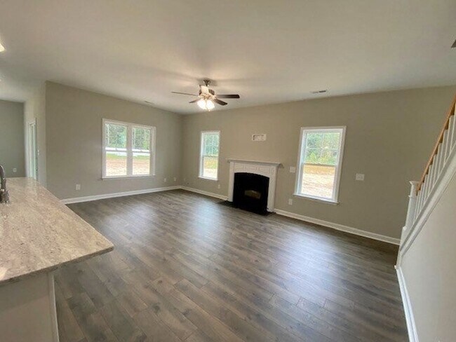 Building Photo - SPACIOUS 4 Bedroom | 2.5 Bathroom in Stone...
