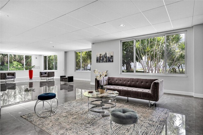 Foto del edificio - 9700 E Bay Harbor Dr