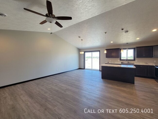 Building Photo - Like New 3 Bd 2 Bath Townhouse with 3-stal...