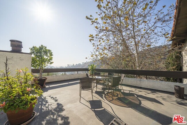 Foto del edificio - 2700 Cahuenga Blvd