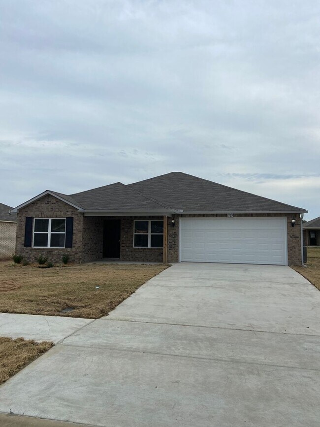 Foto del edificio - NOW AVAILABLE — Spacious Living in This 4-Bedroom | 2-Bath Conrad Court Home