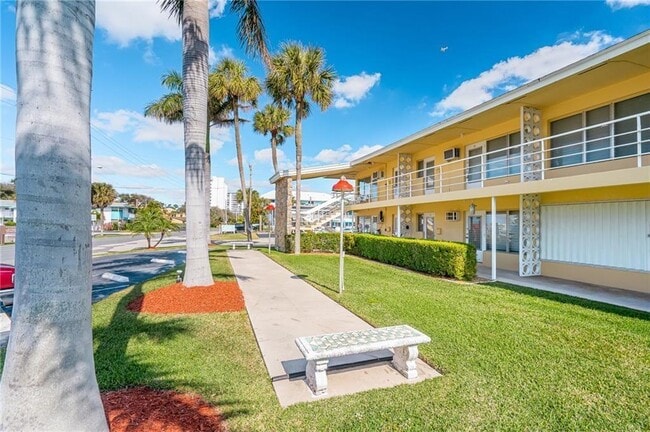 Building Photo - 1110 N Riverside Dr