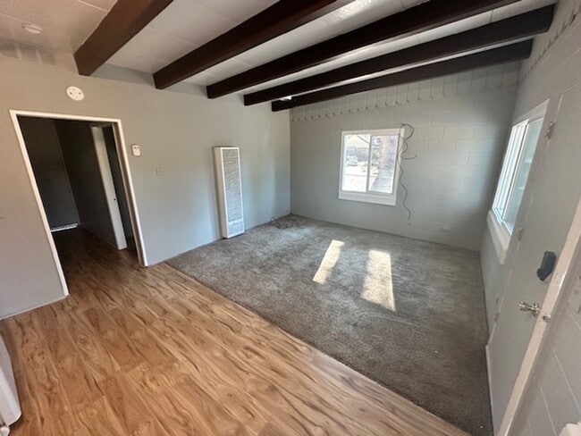 Foto del edificio - Newly painted Very Cute and Cozy Duplex- 1...