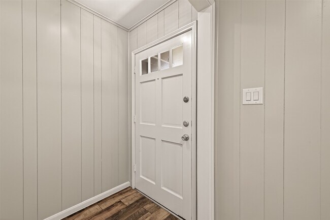 Building Photo - 1203 Bernard Ave