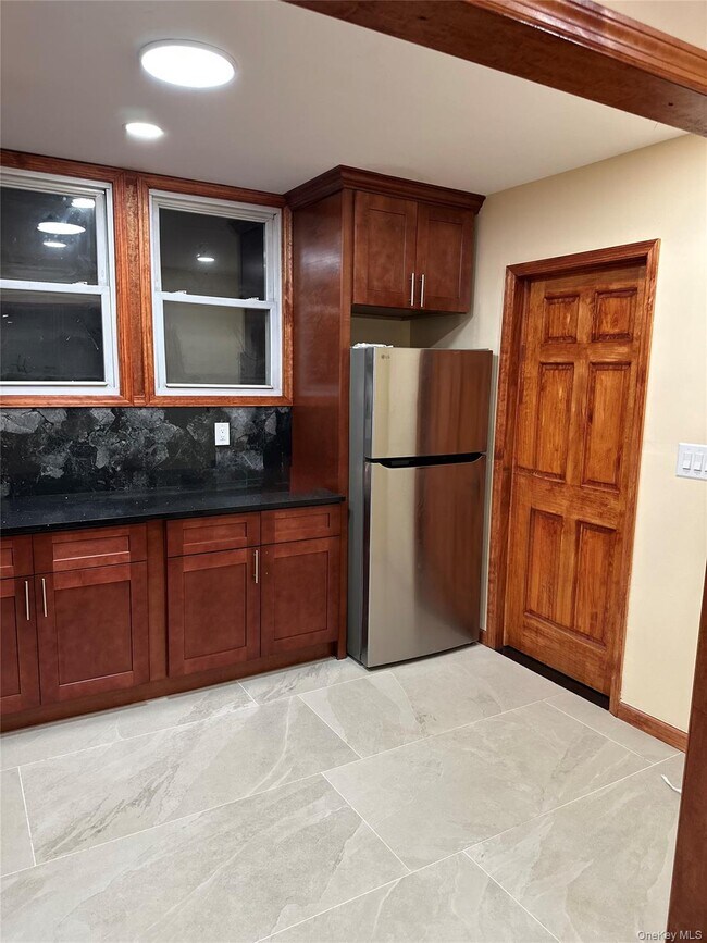 Foto del edificio - 9015 Bayview Pl