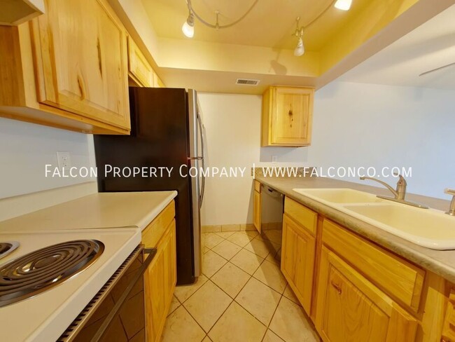 Foto del edificio - Marvelous Condo In Rockrimmon! - $500 Off ...