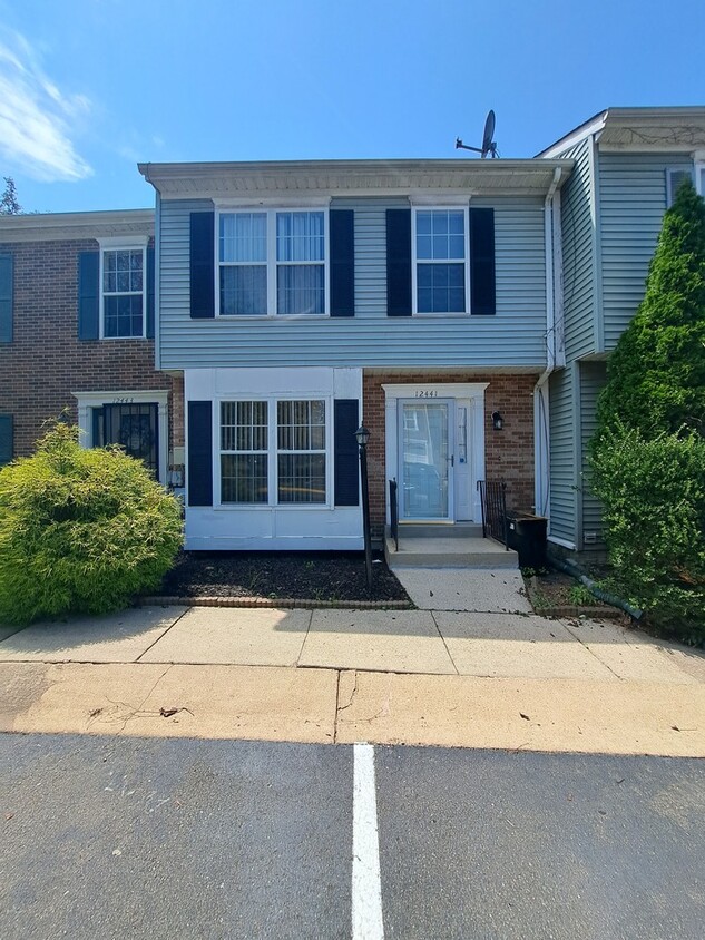 Primary Photo - Lovely 3-Level Townhome in Lakeview Neighb...