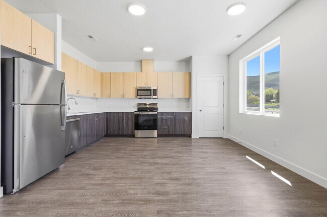 Building Photo - The Ridge Townhomes