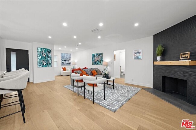 Foto del edificio - 5815 Saloma Ave