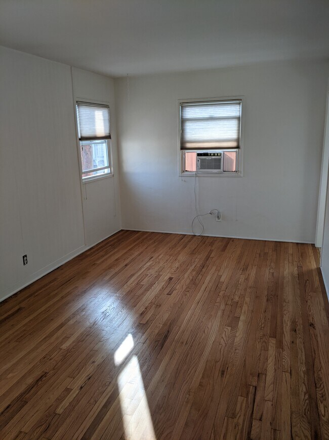 Foto del edificio - 1546 Rendall Pl