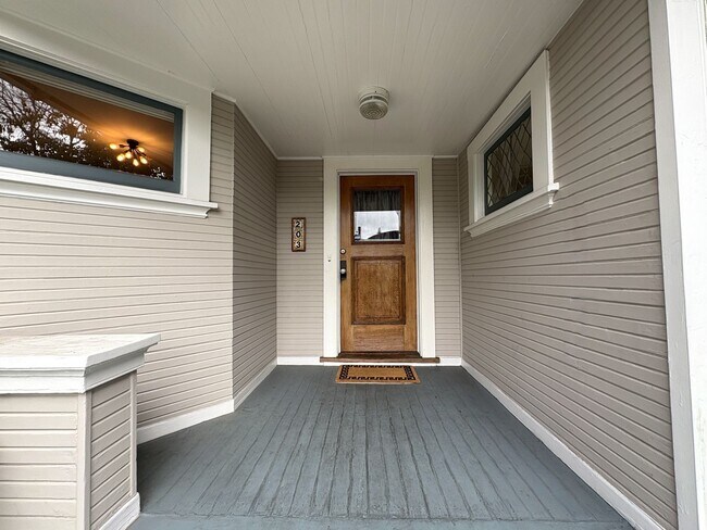 Foto del edificio - Charming Craftsman Style Home for Rent in ...