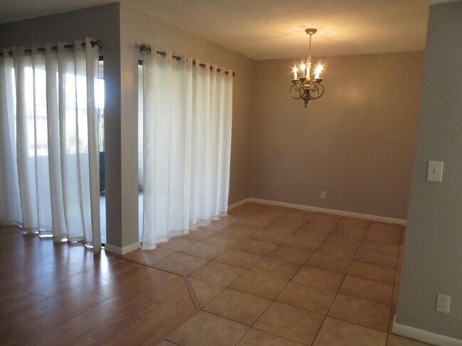 Building Photo - 707 Stonewood Ct