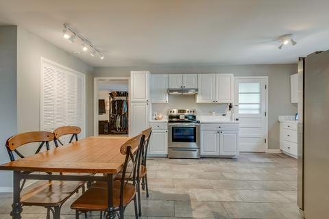 Building Photo - Very nice home with good appliances