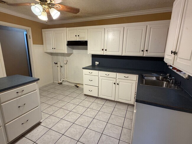 Foto del edificio - Shreveport - 3 Bed 2 Bath Home with workshop and large yard!