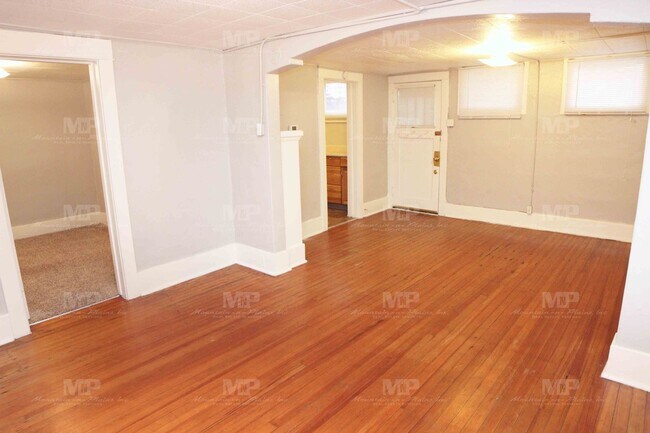 Foto del edificio - 216 E Myrtle St