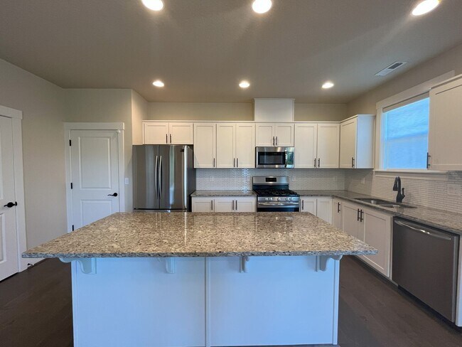 Building Photo - Beaverton Lovely 4 Bedroom 2.5 Bathroom in...