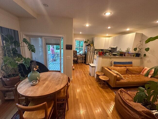 Foto del edificio - 739 Somerville Ave