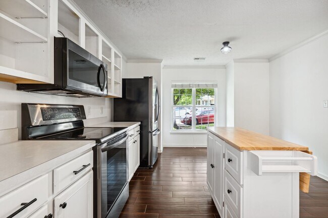 Foto del edificio - Price Reduced! Available Now: 3bd/2.5ba End-Unit Townhouse Off Highway 70 in Durham!