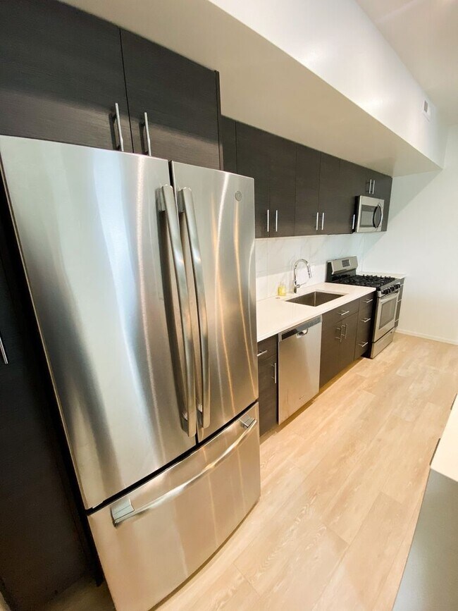 Building Photo - Modern 2BR Townhome w/ 2-Car Garage + 2.5 ...