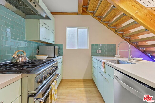 Building Photo - 621 Rose Ave