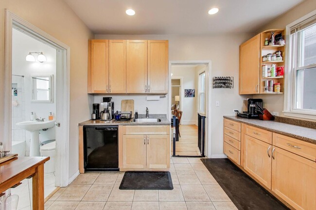 Building Photo - 1652 W Nelson St