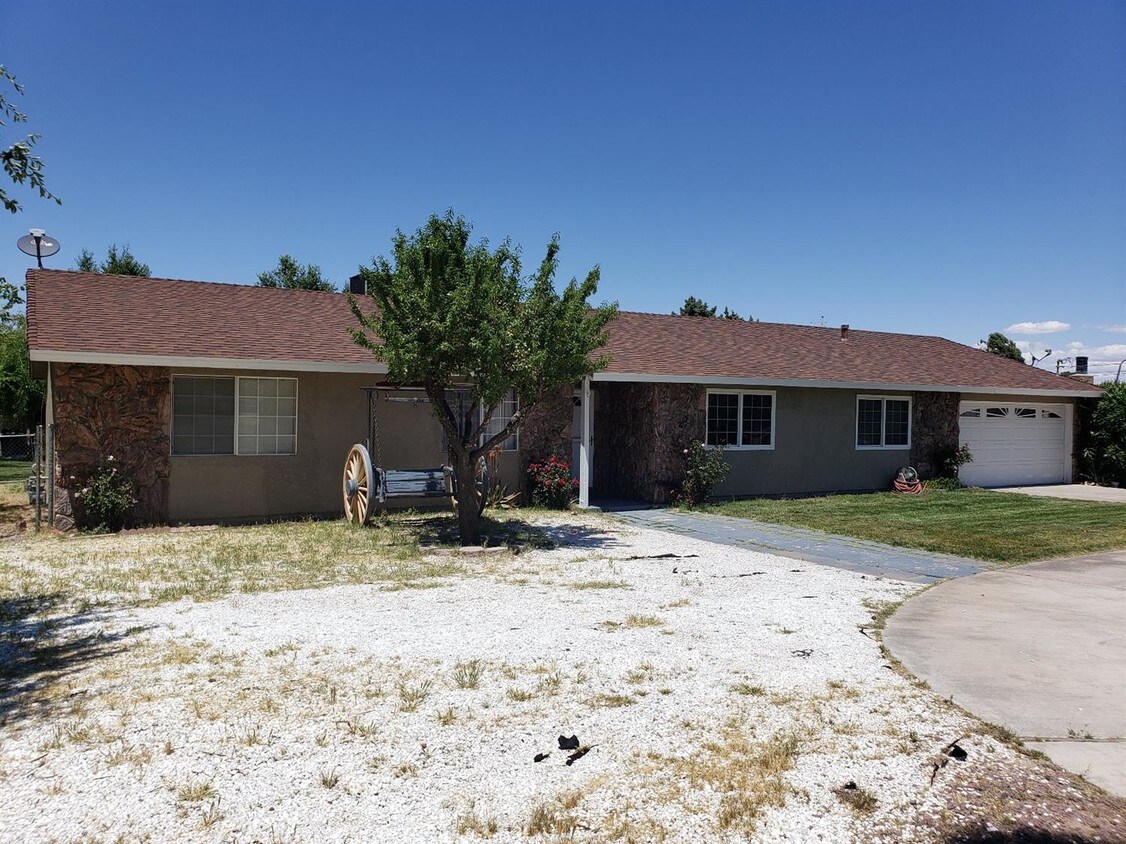 14960 Live Oak St, Hesperia, CA 92345 House for Rent in Hesperia, CA